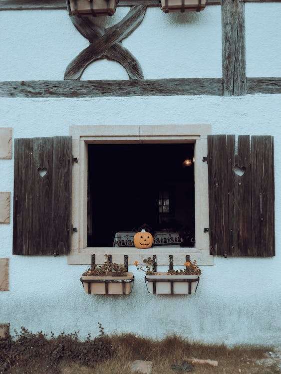 Read more about the article Secrets to Spooktacular Travel Savings with Miles and Points